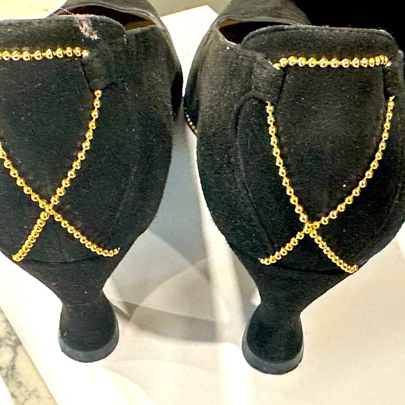 Stuart Weitzman Women's Black and Gold Courts - Picture 4 of 7